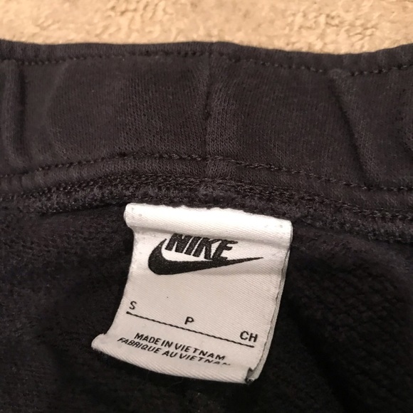 Woman’s Nike Set - Picture 3 of 4